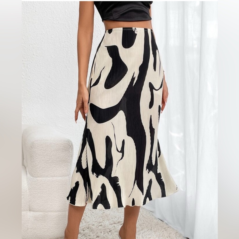 Womens White and Black Graphic Print Skirt